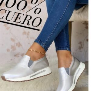 Tenis Plateadas, material cuero.