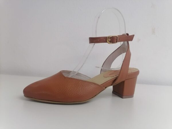 Zapatos color camel, estilo mules con talón abierto.