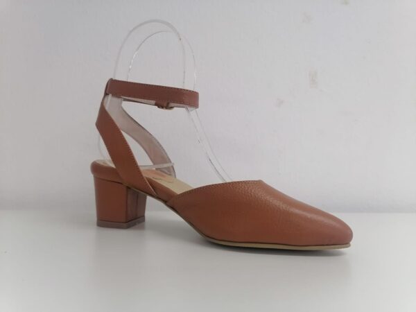 Zapatos color camel, estilo mules con talón abierto. - Imagen 2