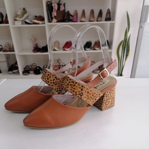 Zapato Café estilo Mules con talón abierto